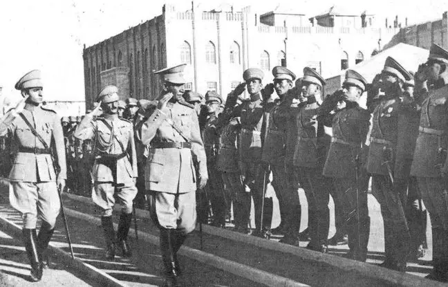 رضاخان در حال سان دیدن از دانشکده افسری؛ دهه 1310