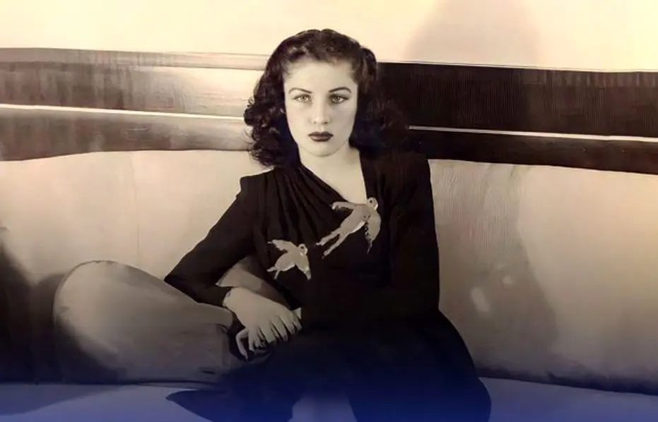 عکس قدیمی؛ فوزیه شاهزاده مصری و شهناز کوچک، کافه‌ نوستالژیک پارک ملت و سازمان زنان ایران 