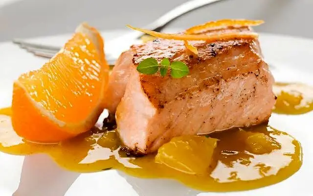 ماهی با سس پرتقال؛ یک غذای لاکچری اما راحت و ارزان! + طرز تهیه