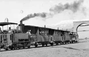 ماشین دودی از دروازه خراسان تهران خارج می شود، سال ۱۲۷۶