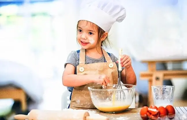 چگونه به کودک آشپزی یاد دهیم؟ | مهارت‌های مناسب هر سن در آشپزخانه
