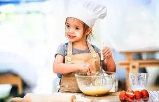 چگونه به کودک آشپزی یاد دهیم؟ | مهارت‌های مناسب هر سن در آشپزخانه