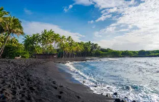 ساحل عجیبی که تمام شن هایش سیاه هستند! +ویدئو