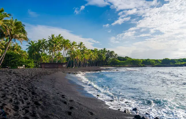 ساحل عجیبی که تمام شن هایش سیاه هستند! +ویدئو