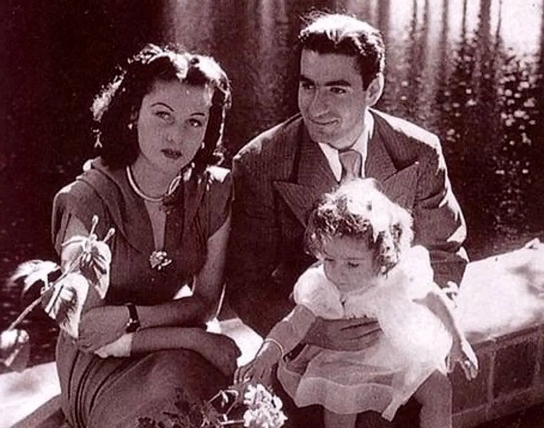 عکس قدیمی؛ لحظۀ هدیه دادن «محمدرضا پهلوی» به دخترش «شهناز» در مراسم عروسی 