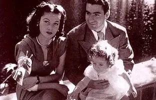 عکس قدیمی؛ لحظۀ هدیه دادن «محمدرضا پهلوی» به دخترش «شهناز» در مراسم عروسی 