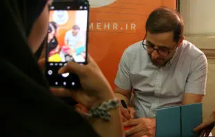 صف امضای کتاب‌های فاضل نظری در نمایشگاه کتاب تهران + ویدئو