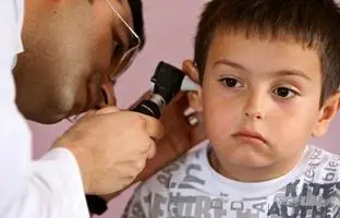اگر گوش کودک‌تان چرک کرده این ۴ کار را نکنید