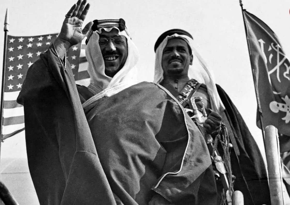 «محمدرضا پهلوی» در چادر «ملک سعود، پادشاه عربستان»؛ سال 1335