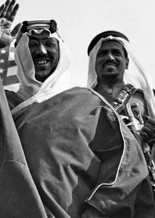 «محمدرضا پهلوی» در چادر «ملک سعود، پادشاه عربستان»؛ سال 1335