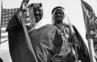 «محمدرضا پهلوی» در چادر «ملک سعود، پادشاه عربستان»؛ سال 1335