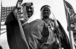 «محمدرضا پهلوی» در چادر «ملک سعود، پادشاه عربستان»؛ سال 1335