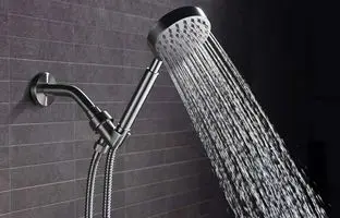 چرا بهترین ایده‌ها زیر دوش حمام به ذهنمان خطور می‌کنند؟ 