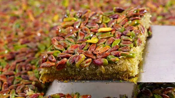 طرز تهیه اسلایس پسته و نارگیل یک شیرینی مجلسی
