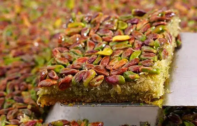 طرز تهیه اسلایس پسته و نارگیل یک شیرینی مجلسی