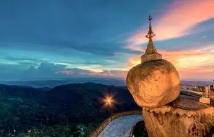 صخره‌ای که با یک تار موی بودا روی لبه پرتگاه معلق است! +ویدئو