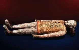  ماجرای یک کشف باستان‌شناسی بی‌نظیر؛ شاهزاده‌ای که در کفنی از «یشم و طلا» دفن شده بود 