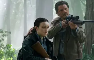  تصویر پشت‌صحنه سریال The Last of Us بازیگران آن را در کنار بدلکارانشان نشان می‌دهد