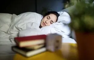 بهترین ساعت خواب و بیداری در فصل پاییز | چرا در پاییز الگوی خوابمان تغییر می‌کند؟