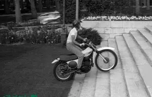 موتور سواری رضا پهلوی روی پلکان تاریخی نیاوران + عکس