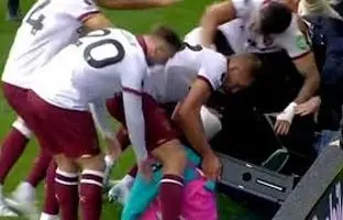 (ویدئو) نجات توپ‌جمع‌کن از زیر تابلوهای تبلیغاتی