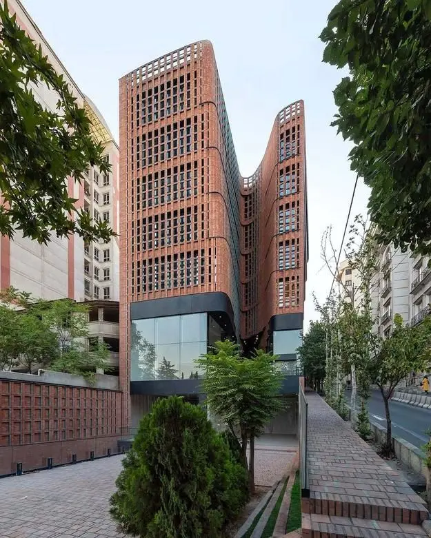 ساختمان گمنامی در ولنجک تهران که ۳ جایزه برتر معماری ایران و جهان را درو کرد