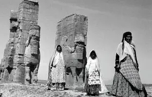 زنان روستایی با لباس محلی در کنار «دروازۀ ملل تخت جمشید»؛ سال 1338