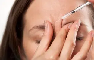 ۳ آسیب جدی در تزریق غیرحرفه‌ای بوتاکس | هشدار درباره بوتاکس در آرایشگاه‌ها