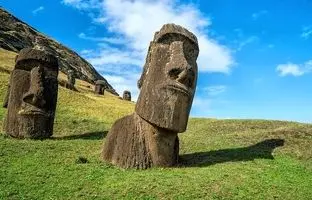 مجسمه های سنگی عجیبی که بدنشان زیر زمین است +ویدئو