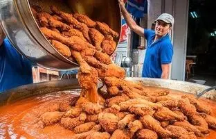 غذای خیابانی در هند؛ پخت خورشت با مرغ سوخاری در دهلی نو