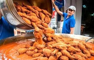 غذای خیابانی در هند؛ پخت خورشت با مرغ سوخاری در دهلی نو