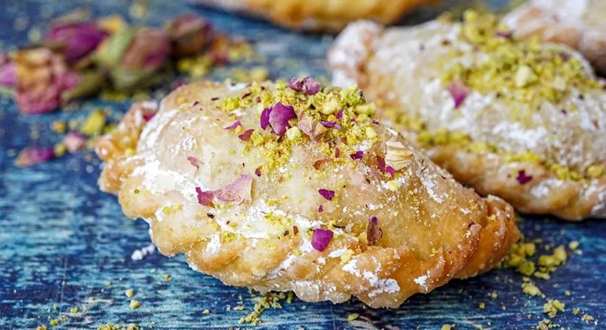 طرز تهیه قطاب خانگی؛ شیرینی لذیذ برای دورهمی‌های شما