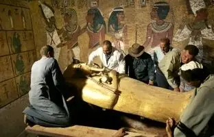 (ویدئو) لحظه حیرت انگیز کشف یکی از سالم ترین مقبره های فراعنه در مصر