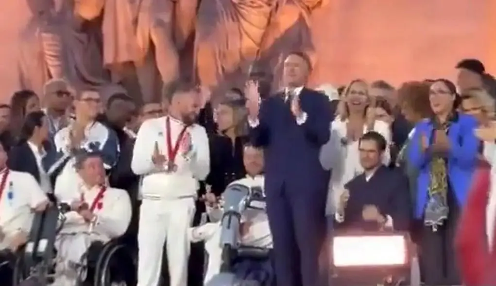  (ویدئو) حرکات عجیب مکرون سوژه رسانه‌ها شد