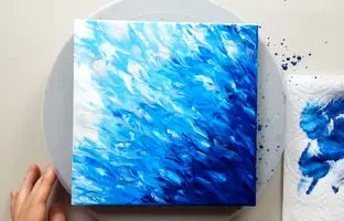 آموزش نقاشی: با رنگ آبی و سفید یک تابلوی خیال‌انگیز بکش