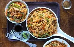 نودل مرغ و سبزیجات آسیایی؛ یک بشقاب غذای خوشمزه و هیجان‌انگیز!