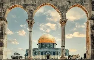 ویدئویی عجیب از پخش شیرینی در مسجد الاقصی برای شکست بشار اسد
