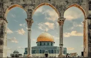 ویدئویی عجیب از پخش شیرینی در مسجد الاقصی برای شکست بشار اسد
