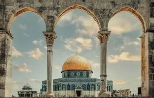 ویدئویی عجیب از پخش شیرینی در مسجد الاقصی برای شکست بشار اسد
