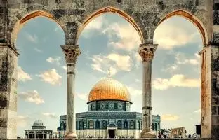 ویدئویی عجیب از پخش شیرینی در مسجد الاقصی برای شکست بشار اسد
