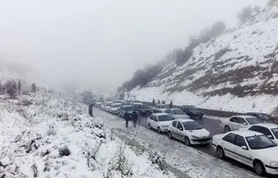 اتوبان ساوه - تهران در پی بارش برف قفل شد + ویدئو