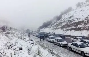 اتوبان ساوه - تهران در پی بارش برف قفل شد + ویدئو