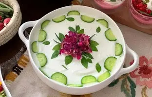 تزیین ماست و خیار مجلسی به سبک حرفه‌ای‌ ها + ویدئو