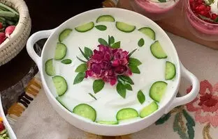 تزیین ماست و خیار مجلسی به سبک حرفه‌ای‌ ها + ویدئو