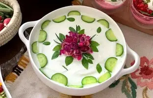 تزیین ماست و خیار مجلسی به سبک حرفه‌ای‌ ها + ویدئو
