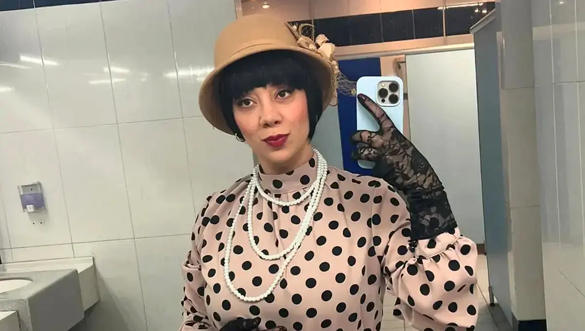  گریم بامزه آذین نظری در کمدی «قتل آقای هاورشام»؛ خانم فلورانس با کلاه‌گیس 