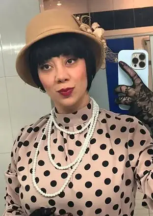  گریم بامزه آذین نظری در کمدی «قتل آقای هاورشام»؛ خانم فلورانس با کلاه‌گیس 