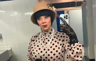  گریم بامزه آذین نظری در کمدی «قتل آقای هاورشام»؛ خانم فلورانس با کلاه‌گیس 