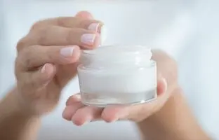 کرم‌پودرها، مرطوب‌کننده‌ها و ماسک‌های خطرناک معرفی شدند/ نام برند معروف بین غیرمجازها
