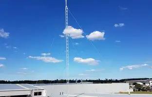 بازی خطرناک دو پسربچه ایرانی در ارتفاع ۱۰۰متری + ویدئو